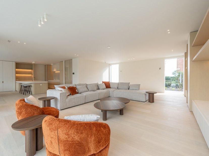Villa de nouvelle construction en bordure du Zoute à quelques minutes de la mer et de la plage. Architecture par Project Architects et l'intérieur par