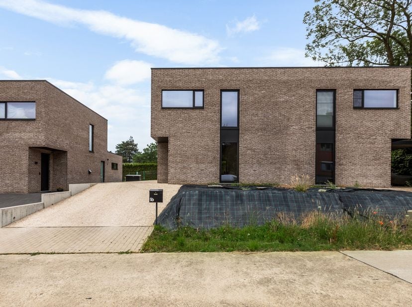 <br />
Bij het betreden van de woning komt u terecht in een verzorgde inkomhal met gastentoilet. Vooraan bevindt zich een polyvalente ruimte die perfe