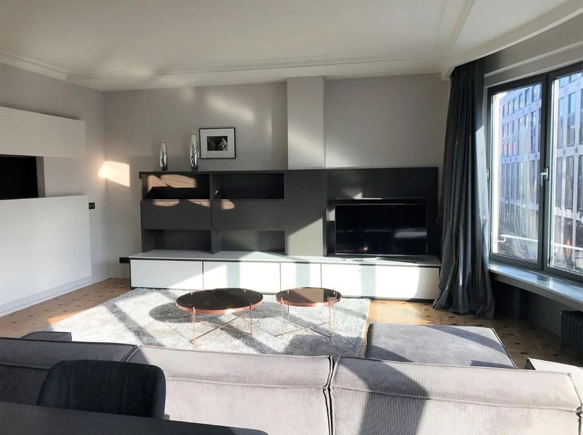Brussel, Louizawijk, dicht bij winkels, openbaar vervoer, mooi appartement van 145 m² met een prachtig uitzicht op het Stefanieplein, gelegen op de 3d