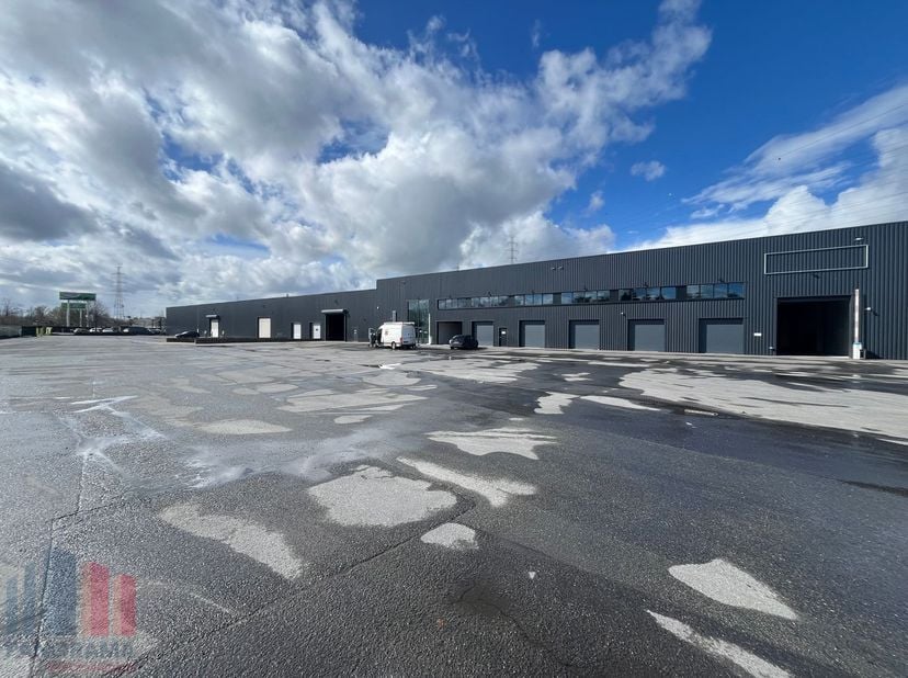 Bâtiment industriel fantastiquement situé d'une superficie de 6.543 m² à louer le long et avec visibilité de l'E17 à Saint-Nicolas, à peine 2 km de la