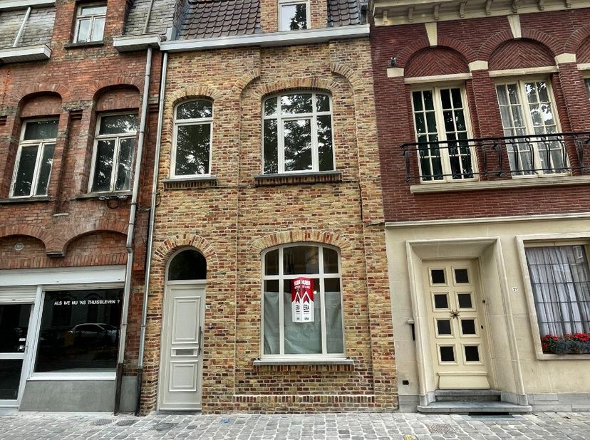 Te huur: moderne gesloten woning in het centrum van Ieper. Deze recente woning combineert eigentijds wooncomfort met een centrale ligging in het hart