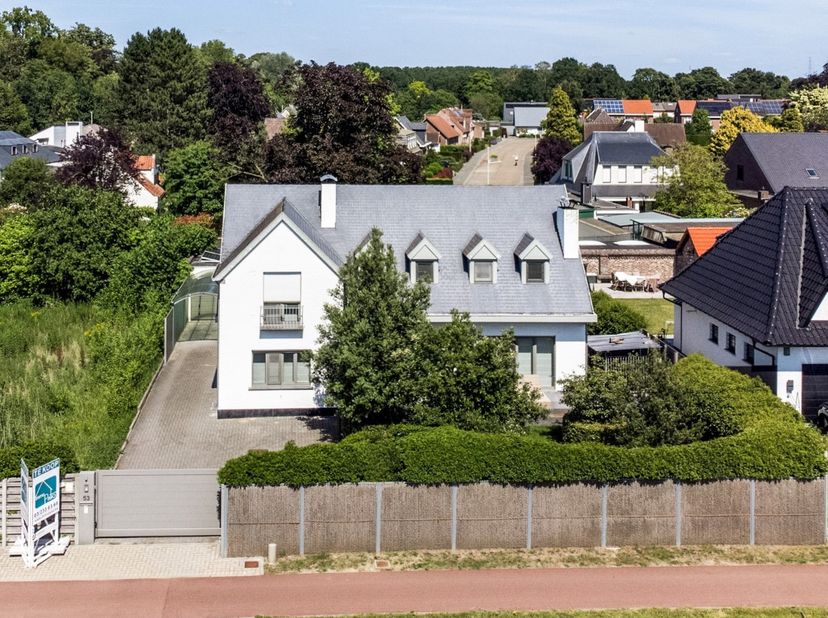 Karaktervolle en zeer ruime, op te frissen open bebouwing met 4 à 5 slaapkamers op perceel van 726 m² centraal gelegen op wandelafstand van centrum Ra