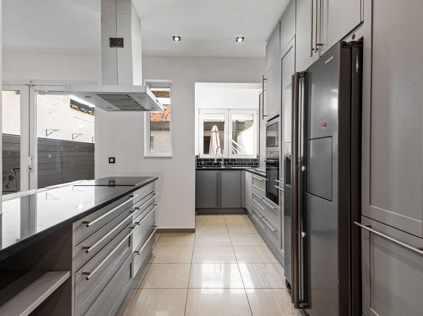 Omschrijving: <br />
Welkom in deze gemoderniseerde rijwoning in Deurne. Dit pand biedt ruim 159 m² woonoppervlak, wat zorgt voor optimale ruimtebenu