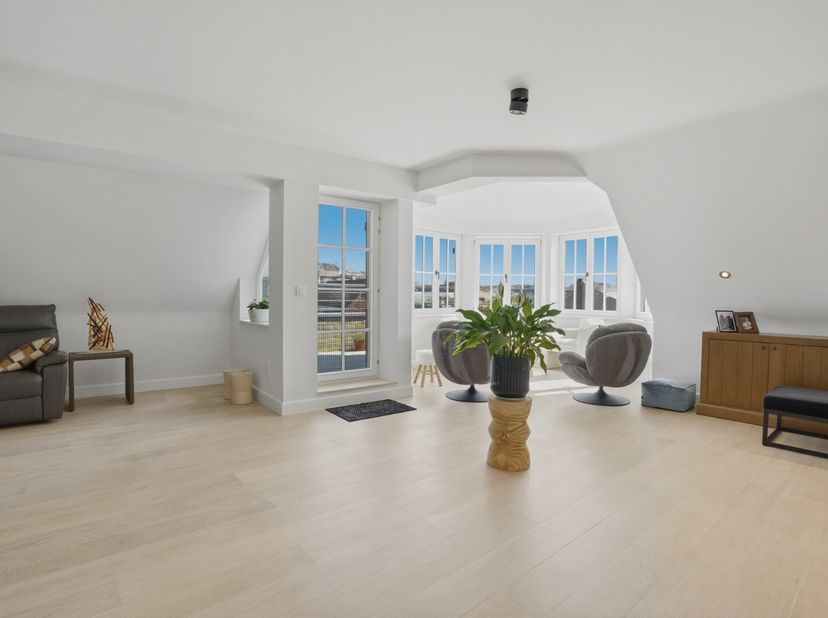Instapklaar duplexappartement (125 m²) met zicht op de kaai in Nieuwpoort-Stad<br />
Bent u op zoek naar een luxueuze uitvalsbasis in het hart van Nie
