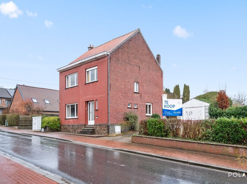 *** RESERVEER UW BEZOEK VIA WWW.POLARES.EU ***<br />
Ontdek deze te renoveren woning met uitzonderlijk veel potentieel, ideaal gelegen nabij de dorpsk