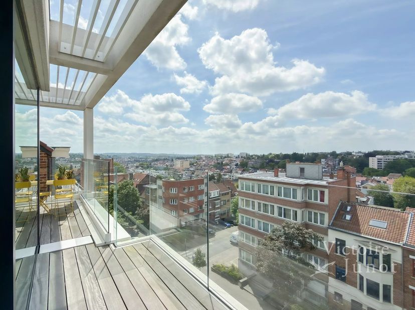 Dans le recherché quartier Coghen, Victoire-Junot vous présente en exclusivité ce superbe penthouse contemporain de ± 130 m² bruts, récemment construi