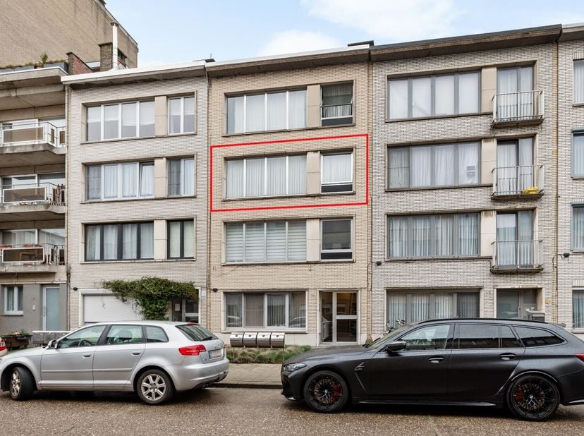 Dit op te frissen appartement is ideaal gelegen in een aangename en levendige buurt in Deurne, vlakbij de Ruggeveldlaan. Het bevindt zich op de tweede