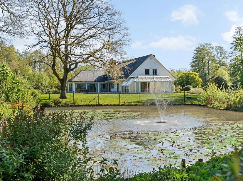 Charmante villa met ruime uitbreidingsmogelijkheden op een uniek privé-domein grenzend aan natuurgebied te Schilde<br />
<br />
In één van de meest ge