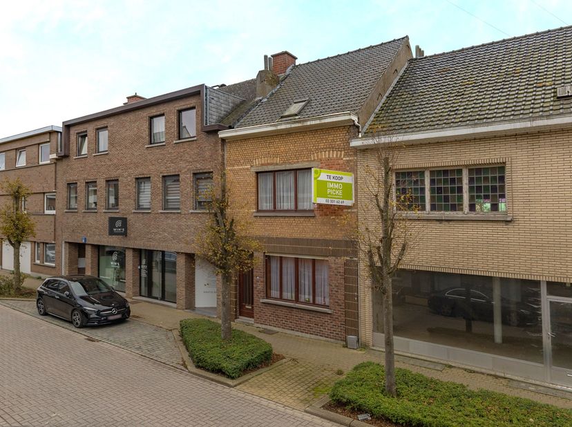 OPTIE OPTIE OPTIE<br />
Immo Pické biedt U deze gunstig gelegen en te renoveren woning aan in Buizingen, nabij winkels, openbaar vervoer en belangrijk