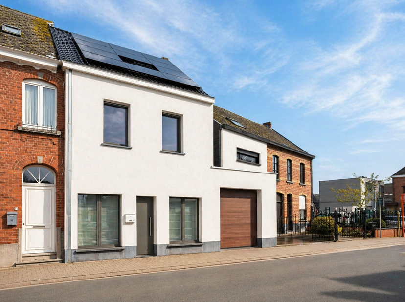 <br />
Bent u op zoek naar een instapklare woning op een centrale ligging in Lede? Deze woning werd in 2018 volledig gerenoveerd en biedt hedendaags c