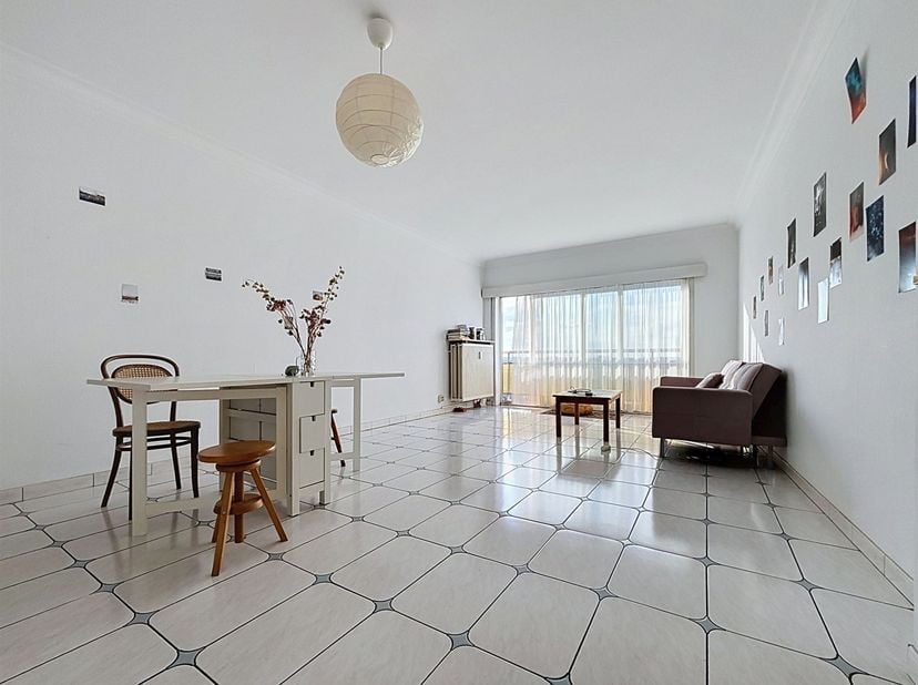 Vlakbij het Parc de Forest – appartement met 2 slaapkamers van +/- 85 m² met achterterras (op zoek naar één huisgenoot), als volgt ingedeeld: Op de 6e