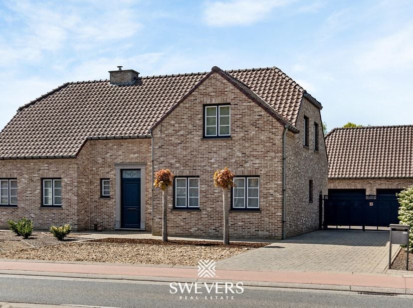 Voor meer info en fotos, surf naar www.swevers.be<br />
 In een rustige woonomgeving in Koersel (Beringen) bevindt zich deze ruime open bebouwing op e