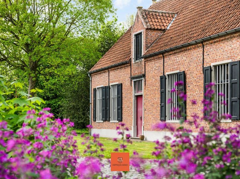 Deze karaktervolle eigendom is gelegen in Hamme, waar de Durme en de Schelde broederlijk samenvloeien, in een landelijke en rustige omgeving. Deze eig