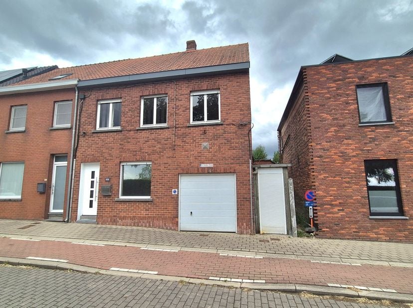 Bent u op zoek naar een ruime gezinswoning die u volledig naar eigen smaak kunt inrichten? Dan is deze halfopen woning in Zonnebeke zeker een bezoek w