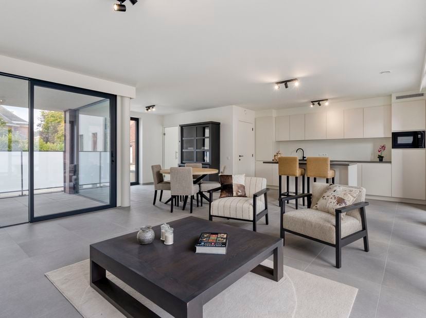 Nieuw en zeer kwalitatief appartement op het eerste verdiep te koop in residentie Arnoldus in Beselare met prachtige leefruimte, mooi terras en 2 slaa