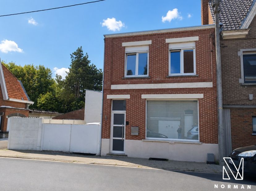 Deze voormalige herberg "Café Central" is op heden een klassieke woning waar de voorkamer gebruikt wordt als deel van de leefruimte. Echter kan deze o