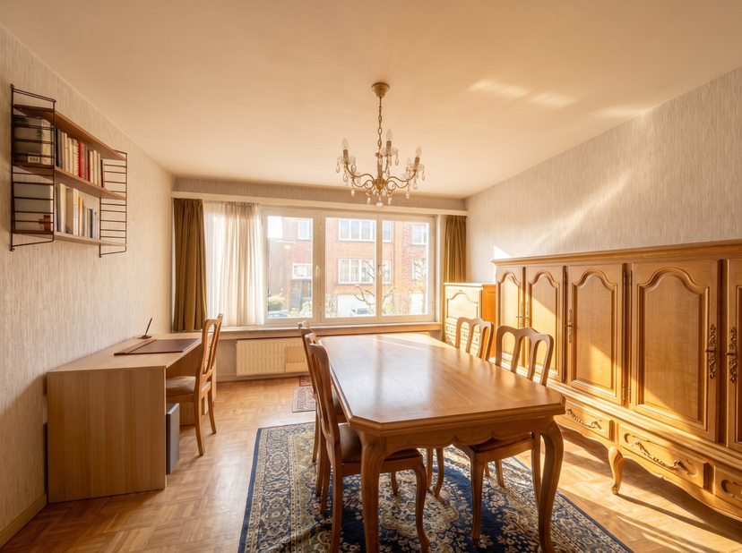 Située dans un quartier calme et prisé, cette maison 4 chambres (possibilité 5ᵉ) de 268m² (selon PEB) offre de beaux volumes et un fort potentiel de r