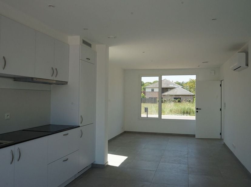 Op enkele minuten wandelen van het centrum van Bree wordt deze nieuwe woning (2024) te koop aangeboden (verkoop onder registratierechten).  Deze compa