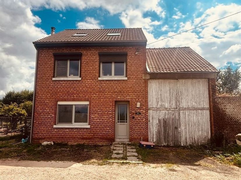 Maison individuelle spacieuse et pleine de potentiel sur un terrain de 26 ares<br />
Vous recherchez une maison spacieuse, de caractère et offrant la