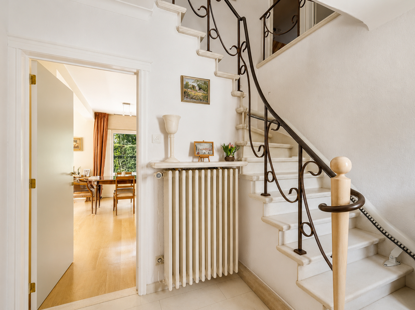 La villa « Passiflore » est une spacieuse villa individuelle, située au calme dans la Keuvelhoekstraat, à proximité du Royal Zoute Golf Club, du Konin