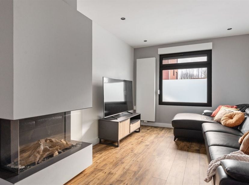 Instapklare, volledig gerenoveerde woning in Kruibeke<br />
Deze charmante woning is rustig gelegen in Kruibeke, op korte afstand van winkels, scholen