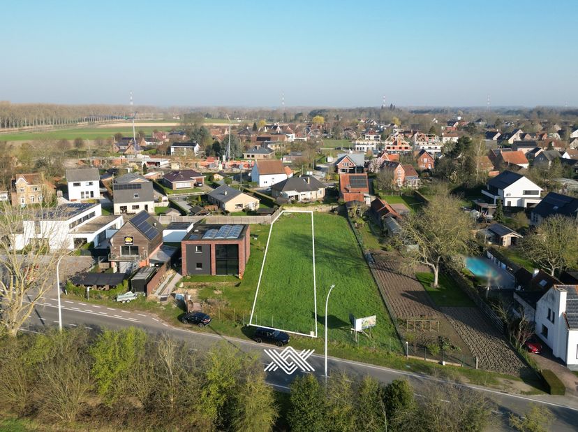 Deze bouwgrond van 698 m², die aan de voorkant uitkijkt over het natuurgebied de Oude Kale, is geschikt voor het bouwen van een halfopen bebouwing met