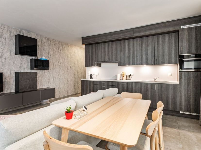 Appartement élégant de deux chambres à coucher près de la gare centrale.<br />
Situation : Ce bel appartement est situé dans une rue secondaire de Pla