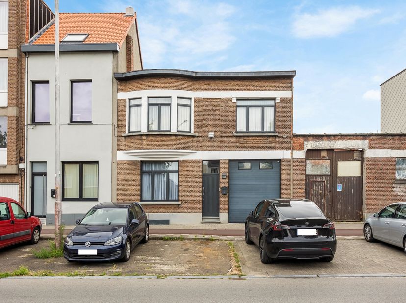 Au 210 Steynstraat à Hoboken, vous découvrirez cette maison unifamiliale offrant 252 m² de surface habitable ainsi qu’un espace extérieur de 26 m² ori