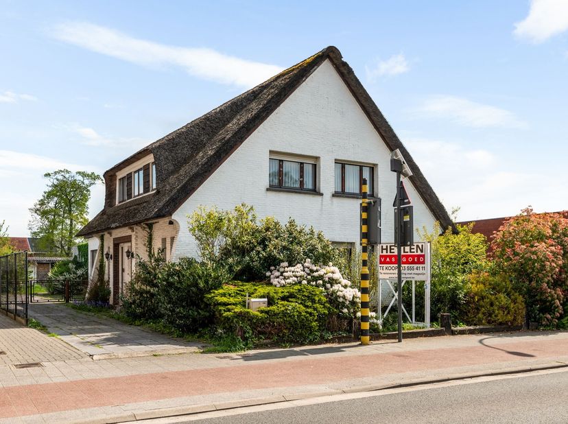Ruime te renoveren open bebouwing met tal van mogelijkheden op centrale ligging te Brecht. <br />
<br />
Deze ruime woning gelegen aan de Brugstraat