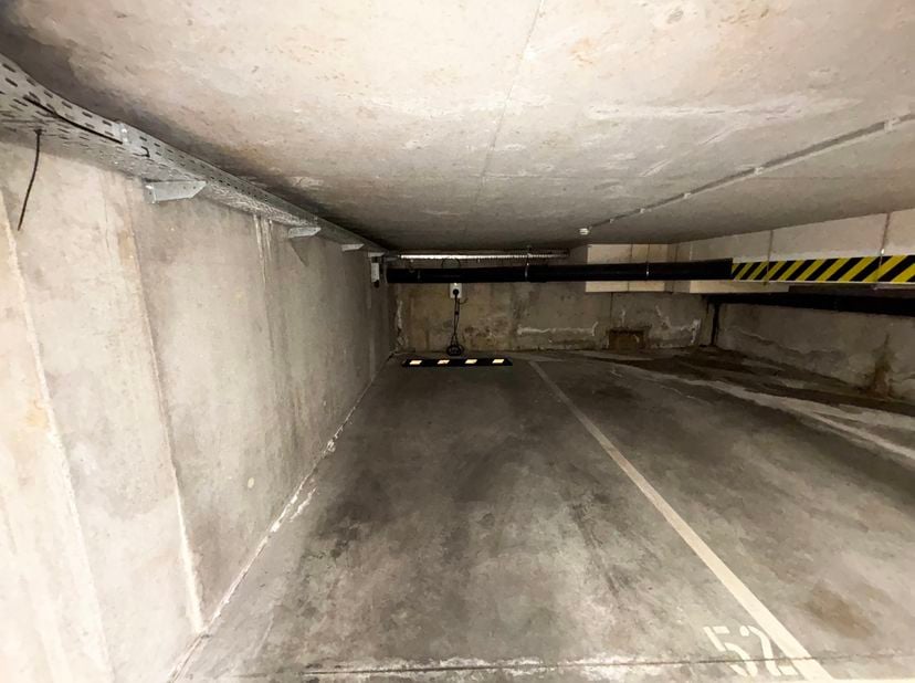 Parkeergarage met oplaadstation voor elektrische auto's op de Boulevard du Souverain in de kelder van een nieuw gebouw
