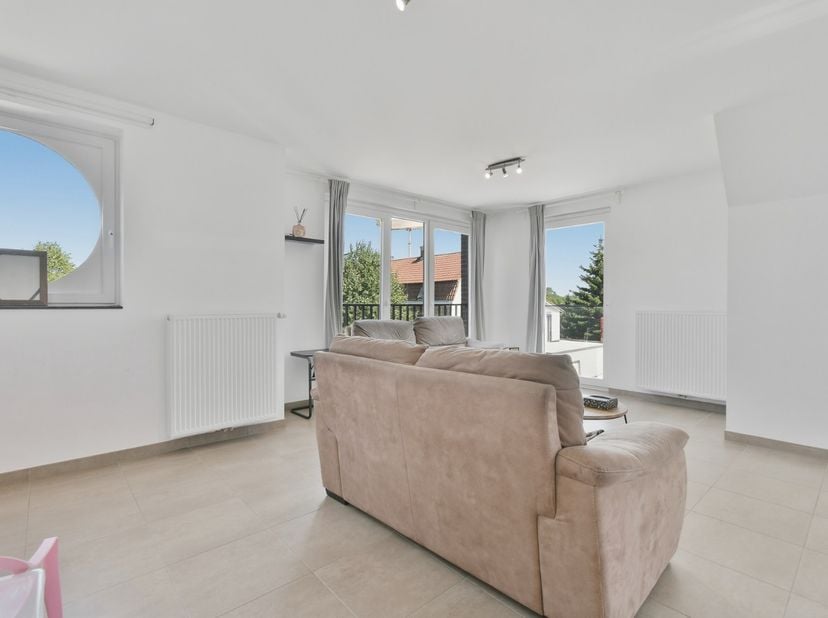 Ruim duplex appartement te huur in het centrum van Oudenburg. Dit appartement bevat een lichtrijke leefruimte, ingerichte keuken met open eetplaats, w