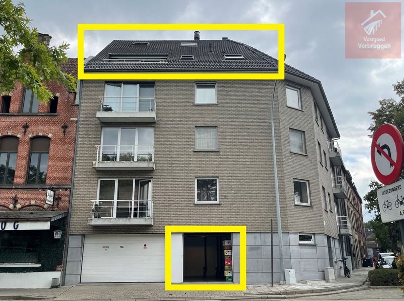Dit ruim duplex-appartement is gelegen op de bovenste verdieping van een kleinschalige recente residentie nabij het centrum van Aalst en in de onmidde