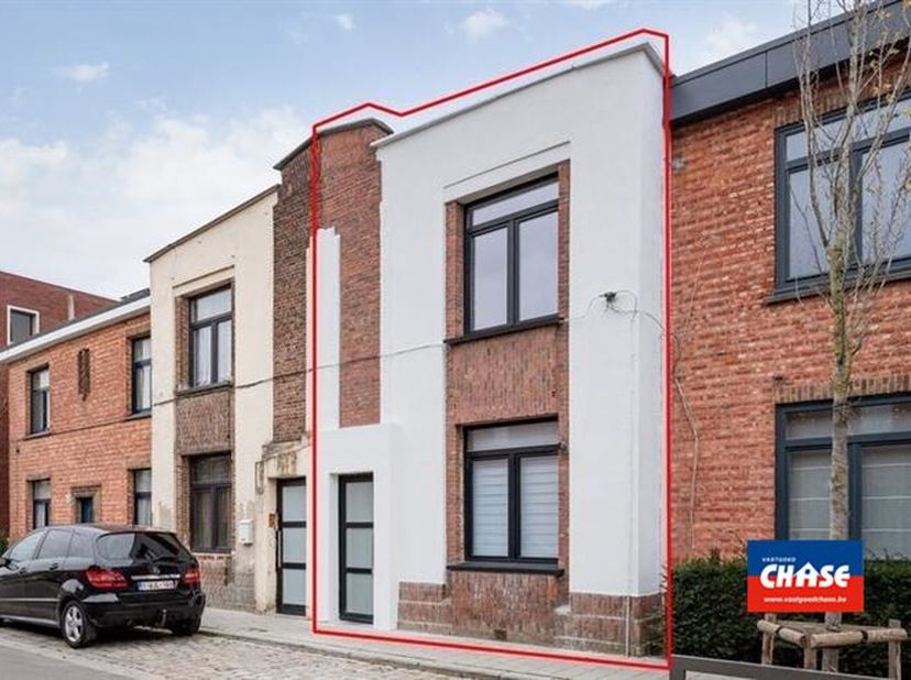 WILRIJK - BIST | VOLLEDIG GERENOVEERDE RIJWONING MET DRIE SLAAPKAMERS, TWEE BADKAMERS EN TUIN | EPC B |<br />
Indeling als volgt: gelijkvloers: inkom/