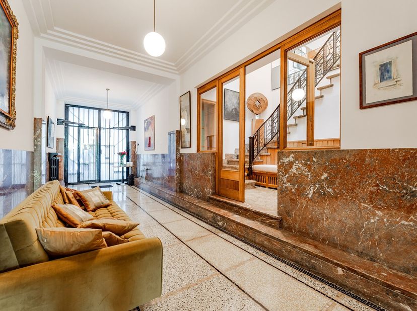 Situé à quelques pas de la Place Brugmann cet hôtel de maître de 1926 de 610m² avec jardin réalisé par l'architecte Alfred Nyst incarne le raffinement