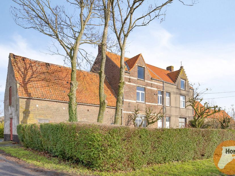 KIJKDAG: ZATERDAG 25 JULI 2026 VAN 9U TOT 12U (ENKEL OP AFSPRAAK!!)<br />
OUDENBURG - Uniek renovatieproject vlakbij de kust - hoevewoning met stallen