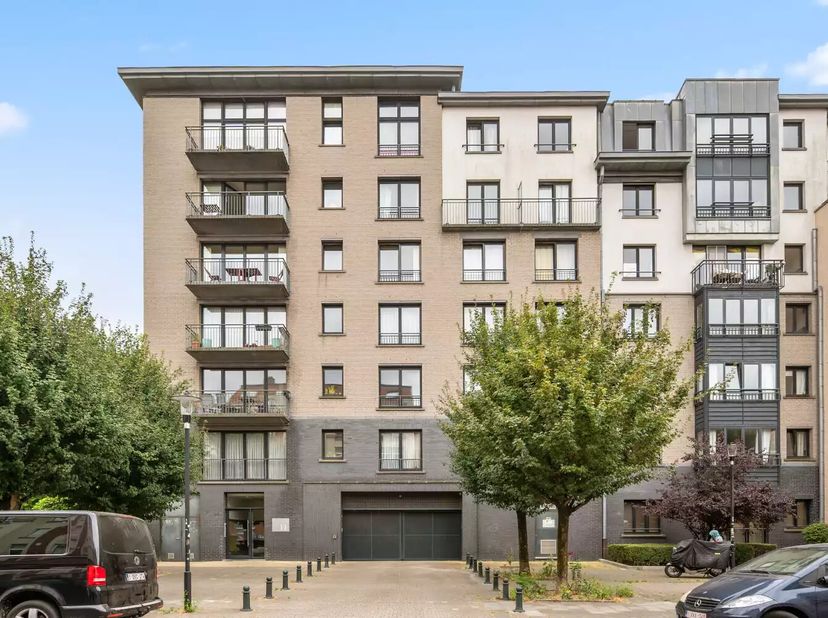 Dit ruim appartement biedt 105m² vloeroppervlakte (waarde volgens EPC) en is gelegen op de tweede verdieping van een residentieel gebouw in Elsene. De