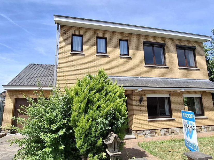 Deze verzorgde woonst is gelegen in een rustige straat.  Het terrein beslaat 667m². <br />
Indeling: <br />
Inkom met een statige inkomhal, toilet, bu
