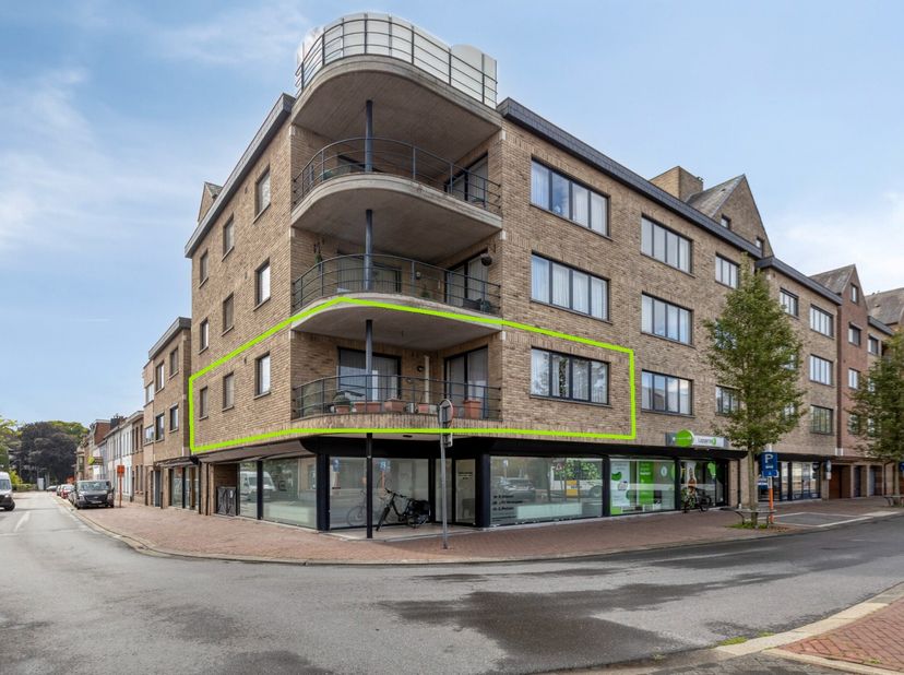 Dit appartement is gunstig gelegen in het bruisende centrum, vlak bij het station, het openbaar vervoer en de winkelstraten. Er is een vlotte verbindi