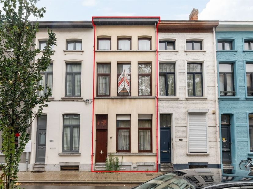 Te renoveren rijwoning met potentieel te koop in opkomende buurt!<br />
<br />
Ligging: Deze woning is gelegen in de Florastraat, een rustige straat