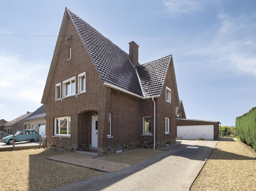 Rustig en landelijk gelegen, te renoveren woning met o.a. een bewoonbare oppervlakte van 235 m², 3 slaapkamers, een zuidgerichte tuin met prachtig uit