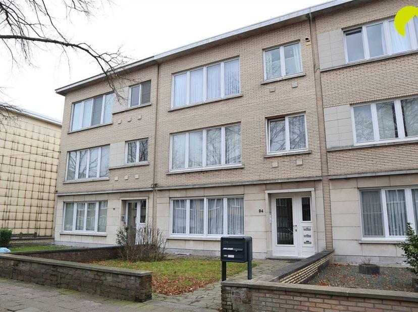 In de gegeerde Oosterveld wijk in Wilrijk vinden we dit ruime 2 - slaapkamer appartement, gelegen op de 2de verdieping van een goed onderhouden gebouw