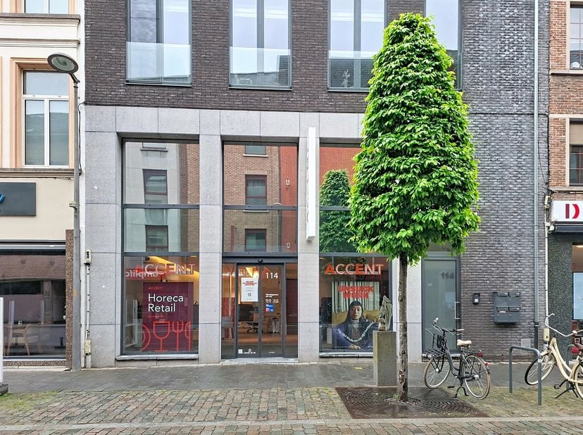 Prachtig, instapklaar winkelpand met een zeer hoogwaardige afwerking. Gelegen pal in het commerciële centrum van Lier, vlakbij H&amp;amp;M, Essentiël, Rit