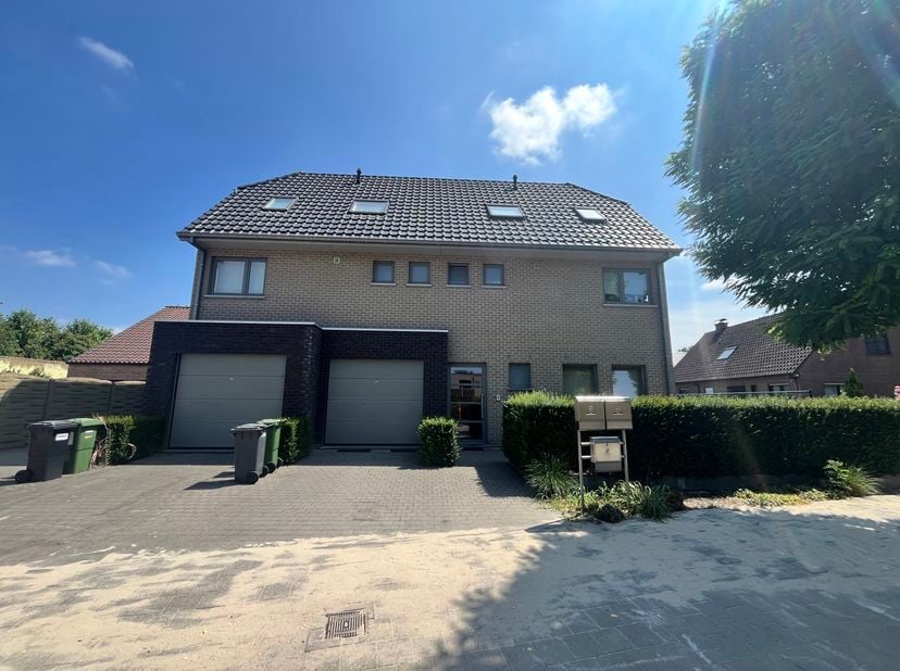 Nabij het centrum van Zwijnaarde vinden we dit ruime gelijkvloersappartement terug!
