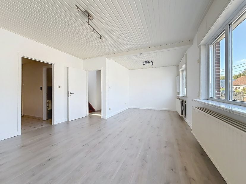 Op zoek naar een comfortabele gezinswoning met veel ruimte, zowel binnen als buiten? Deze verzorgde halfopen bebouwing aan de Hansweg 20 in Bree biedt