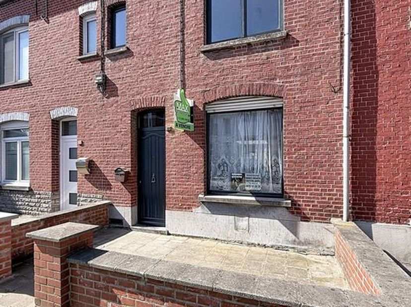Maison 4 chambres avec jardin idéalement située à deux pas du centre ville, dans le secteur recherché de l'Avenue du Château<br />
Habitation avec hal