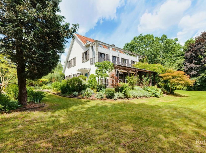 Victoire-Junot biedt u deze charmante villa met 5 slaapkamers van ongeveer 543m² bruto met een groot terrein. Ideaal gelegen, in de buurt van het wink