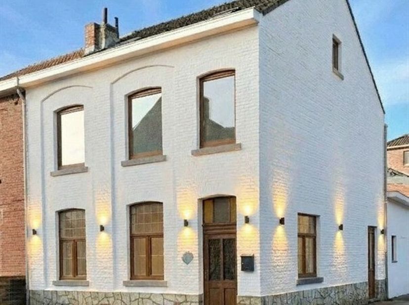 Volledig gerenoveerde woning met mogelijke uitbreiding van naastliggend pand (prijs op aanvraag)!!<br />
Deze prachtige woning biedt een royale woonop