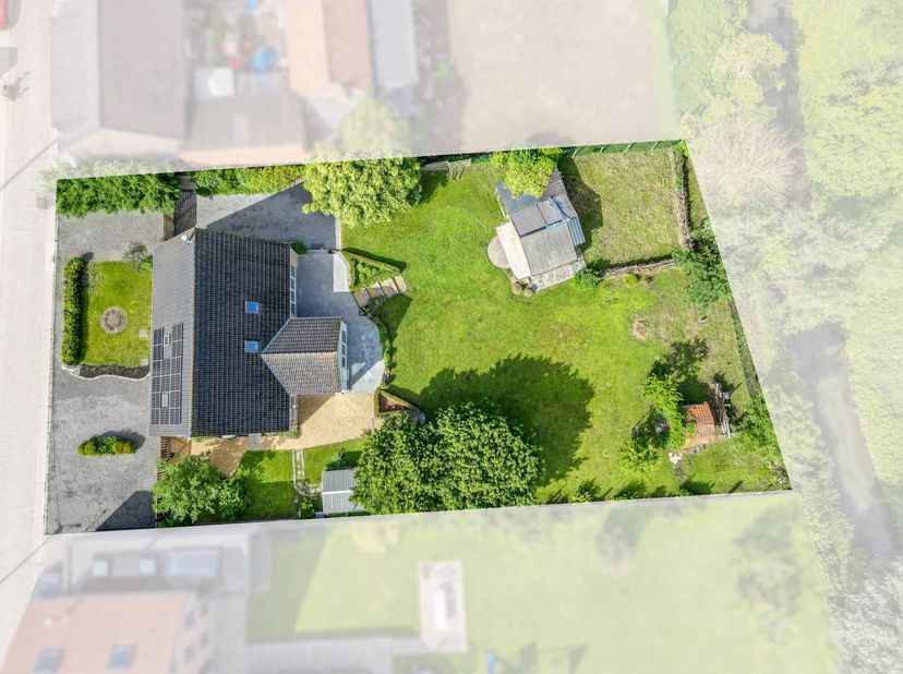 Deze ruime tweewoonst ligt in het rustige Wange, deelgemeente van Landen, op een steenworp van het centrum van Landen, Tienen en de oprit van de E40.