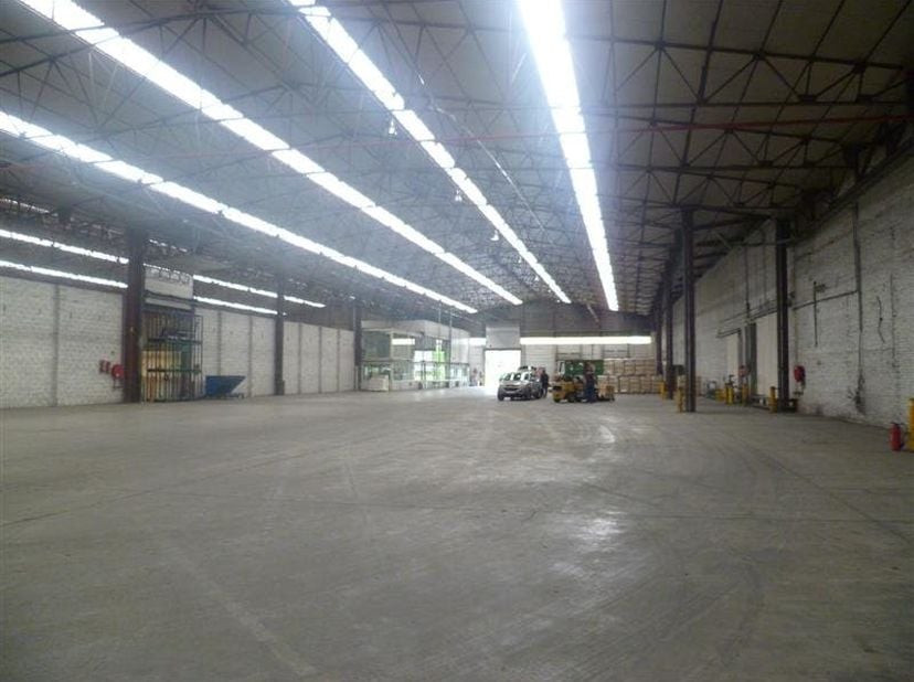 Loods voor opslag te huur met nuttige oppervlakte van 5.145m² in Roeselare.<br />
<br />
Een deel van het magazijn is voorzien van rekken.<br />
<br /