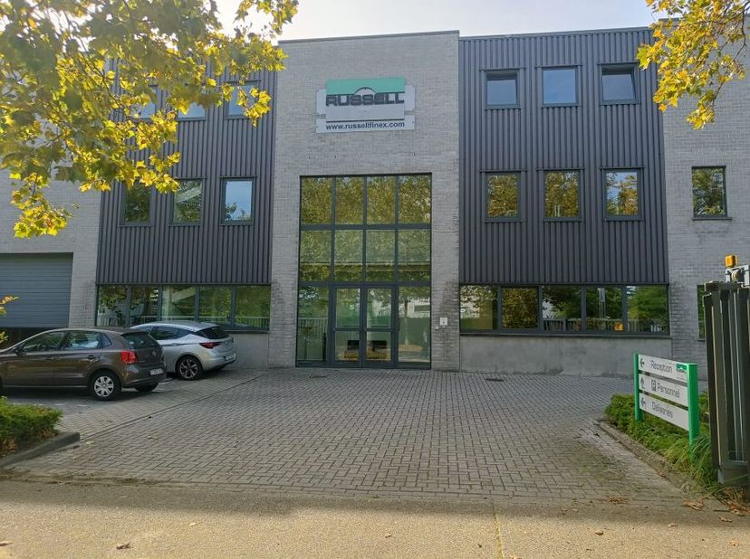 Dit multifunctionele bedrijfsgebouw aan de Zandvoortstraat in Mechelen biedt je de mogelijkheid om hoogwaardige logistieke activiteiten te combineren
